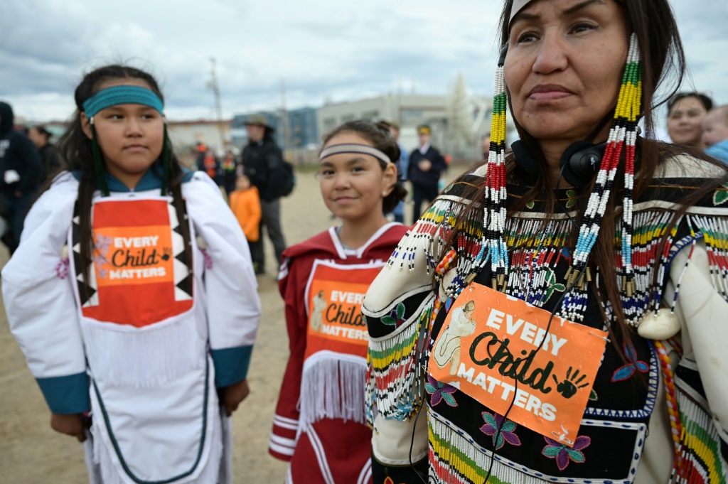  نساء من السكان الأصليين كتبن عبارة "كل طفل مهم" على ملابسهن ينتظرن وصول البايبا فرنسيس إلى مدرسة ناكاسوك في مقاطعة نونافوت في كندا في 29 تموز/يوليو 2022 (ا ف ب)