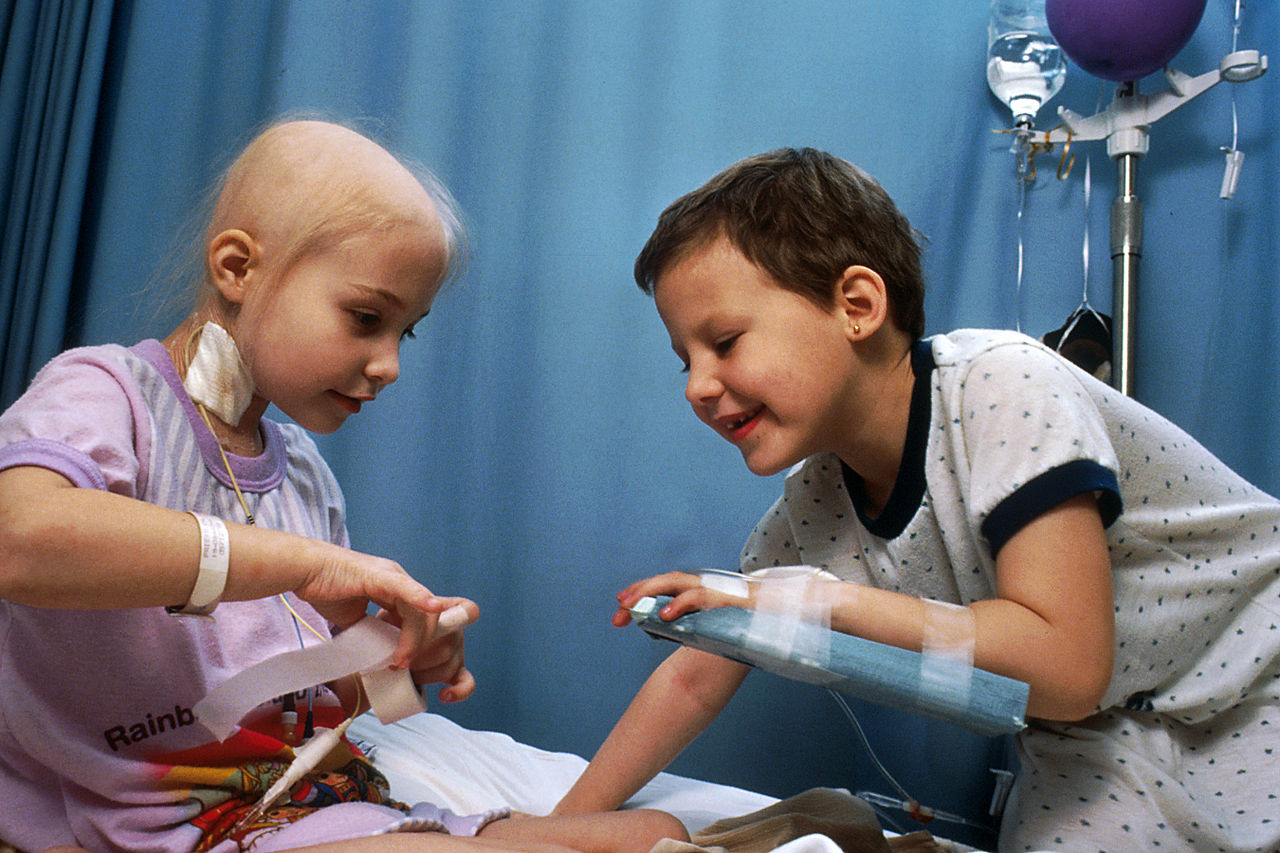 أطفال يتلقون العلاج الكيميائي (ويكيبيديا)