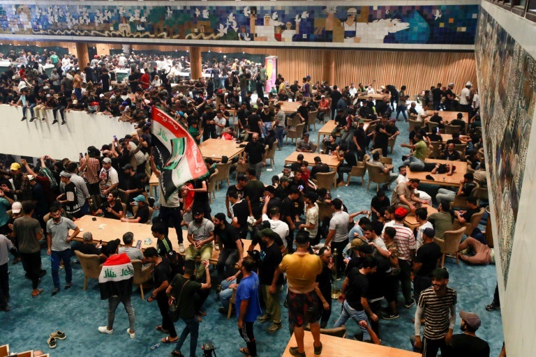 مناصرون للتيار الصدري داخل البرلمان العراقي في 30 تموز/يوليو 2022 (ا ف ب)