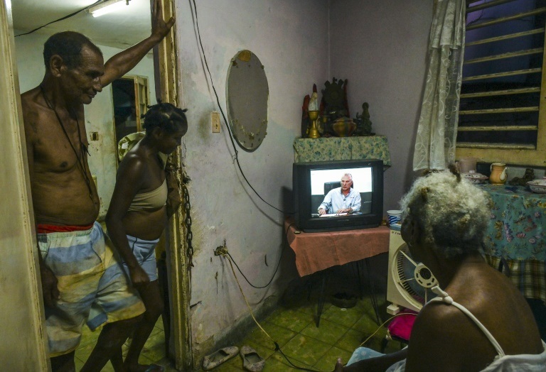 صورة التُقطت في 16 حزيران/يونيو 2022 تُظهر كوبيين يشاهدون الرئيس الكوبي ميغيل دياز كانيل وهو يلقي خطابًا تلفزيونيًا حول وضع القطاع الكهربائي في البلاد (ا ف ب)