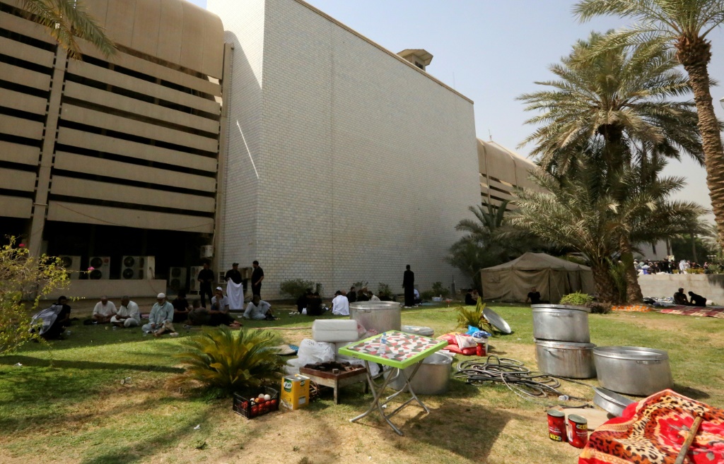 أواني مطبخية لتوزيع الطعام أمام البرلمان العراقي للمعتصمين المؤيدين للتيار الصدري في 31 تموز/يوليو 2022 (ا ف ب)