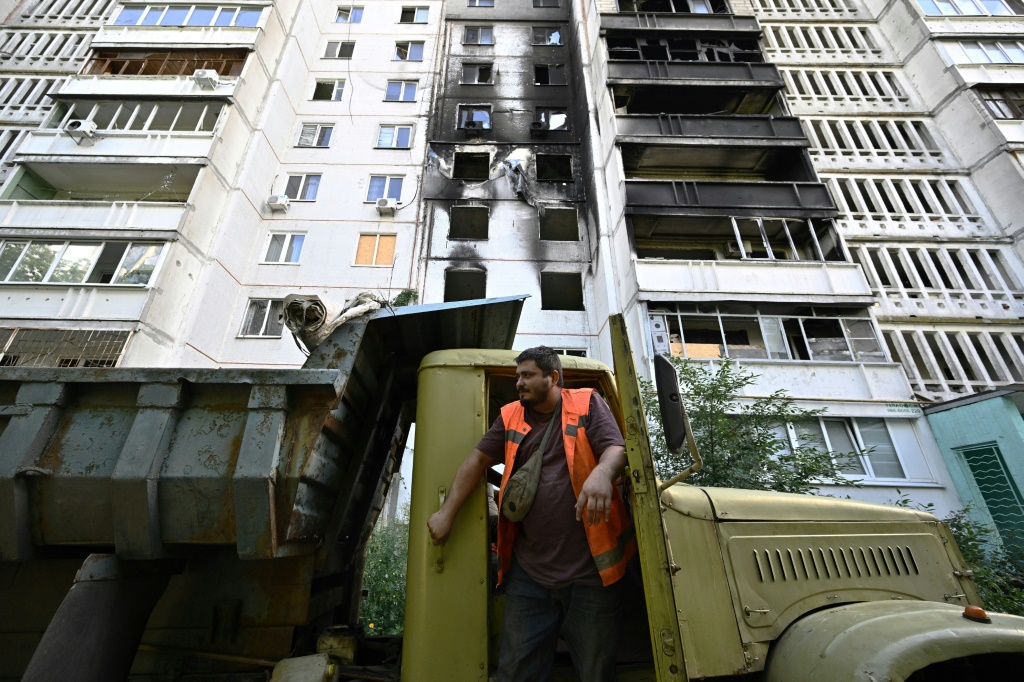 مبنى تمّ قصفه في سالتيفكا في خاركيف، شرق أوكرانيا، في 29 تموز/يوليو 2022 (ا ف ب)