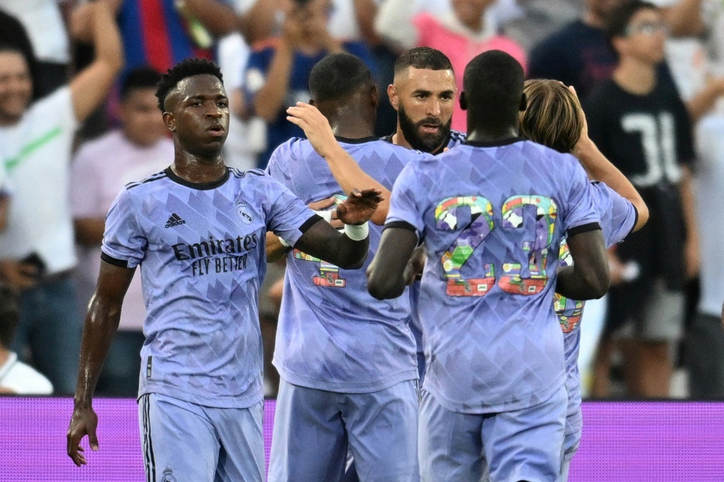 الفرنسي كريم بنزيمة (وسط) يحتفل مع زملائه في ريال مدريد الإسباني بعد التسجيل في مرمى يوفنتوس الإيطالي خلال اللقاء الكروي الودي بين الفريقين. باسادينا، كاليفورنيا، في 30 تموز/يوليو 2022 (ا ف ب)