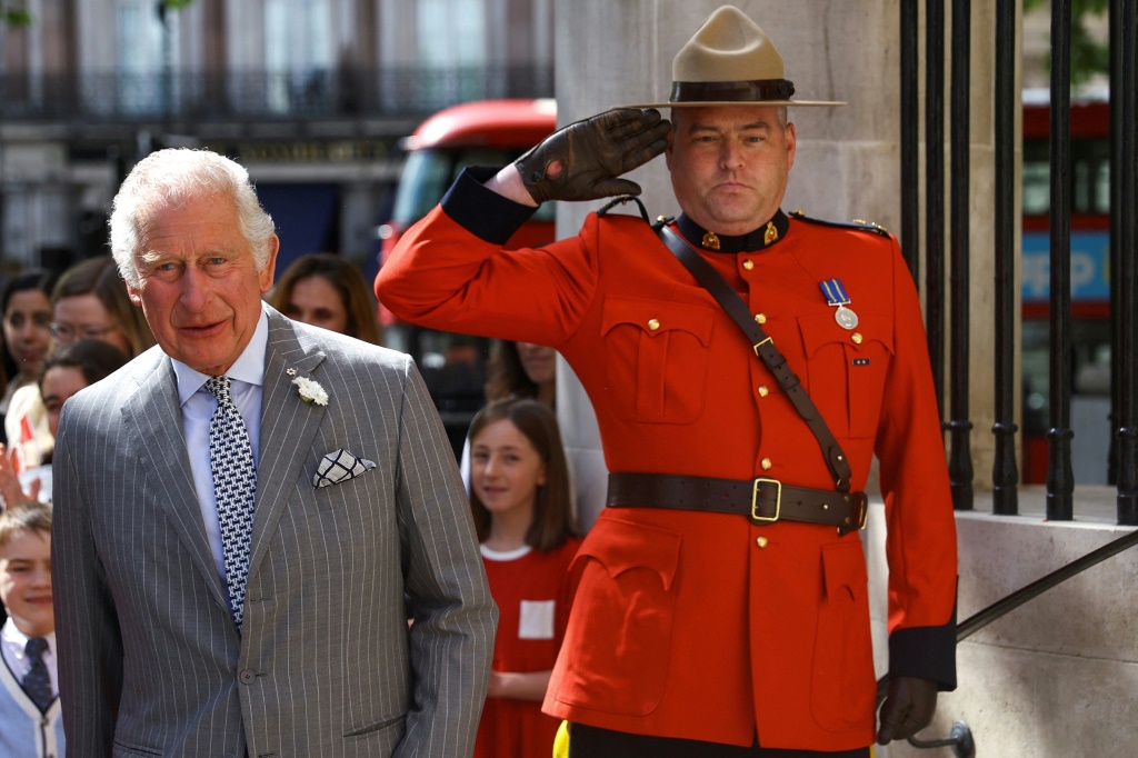 وافق الأمير تشارلز على التبرع في اجتماع عام 2013 ( ا ف ب)