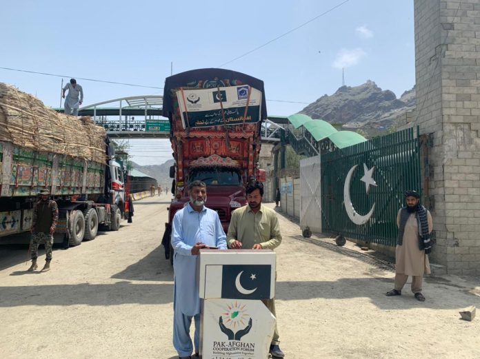صورة لتسليم بعض المساعدات الباكستانية إلى افغانستان (الباكستانية)