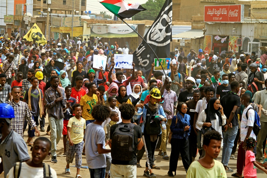    متظاهرون سودانيون ضد الحكم العسكري في الخرطوم في 31 تموز/يوليو 2022 (ا ف ب)