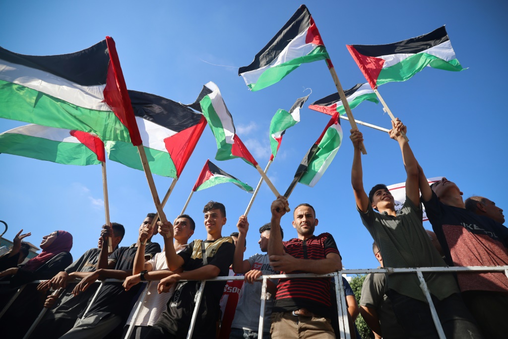 جرت معارك حول رفع العلم الفلسطيني في الضفة الغربية، ففي بلدة حوارة أصبحت المعركة على العلم شبه يومية كما يقول نصر الحواري، رئيس البلدية (أ ف ب)