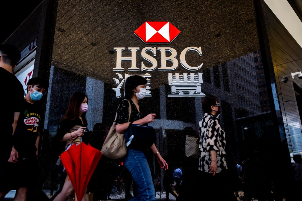 HSBC H1 تنخفض أرباحه قبل الضريبة، ويقول إنه سيدفع أرباحا ربع سنوية   ( ا ف ب)