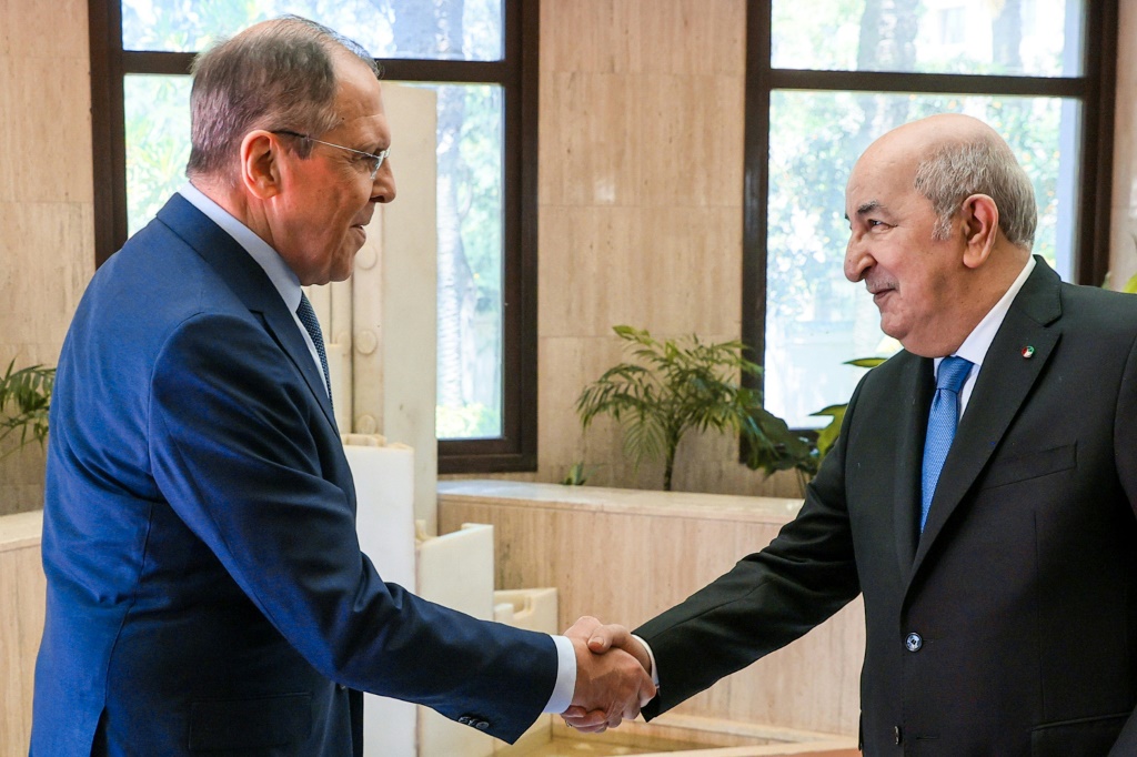التقى وزير الخارجية الروسي سيرغي لافروف (يسار) الرئيس الجزائري عبد المجيد تبون في الجزائر العاصمة في 10 مايو 2022 (ا ف ب)