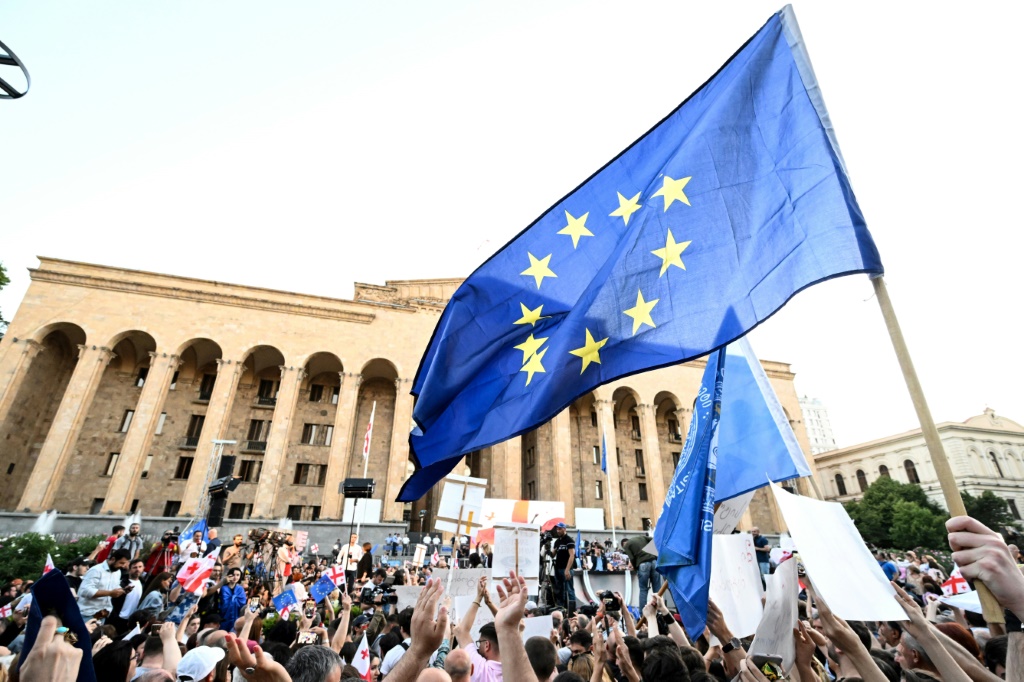 أعلام الاتحاد الأوروبي أمام مقر الاتحاد في بروكسل في 23 أيلول/سبتمبر 2021 (ا ف ب)