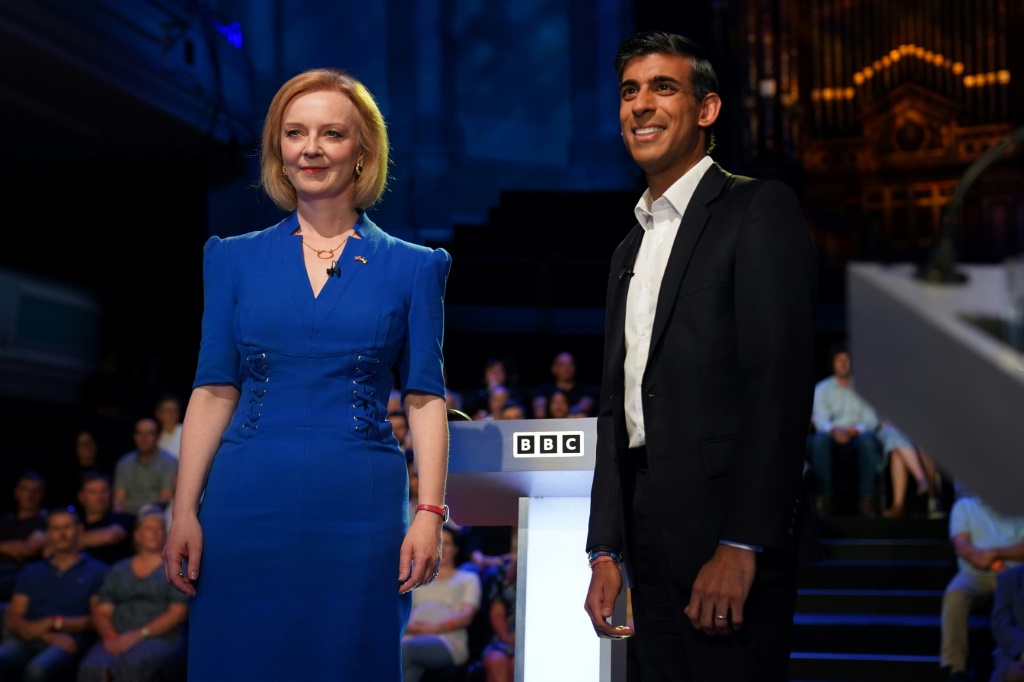    ليز تراس وريشي سوناك خلال مناظرة متلفزة على بي بي سي في 25 تموز/يوليو 2022 (ا ف ب)
