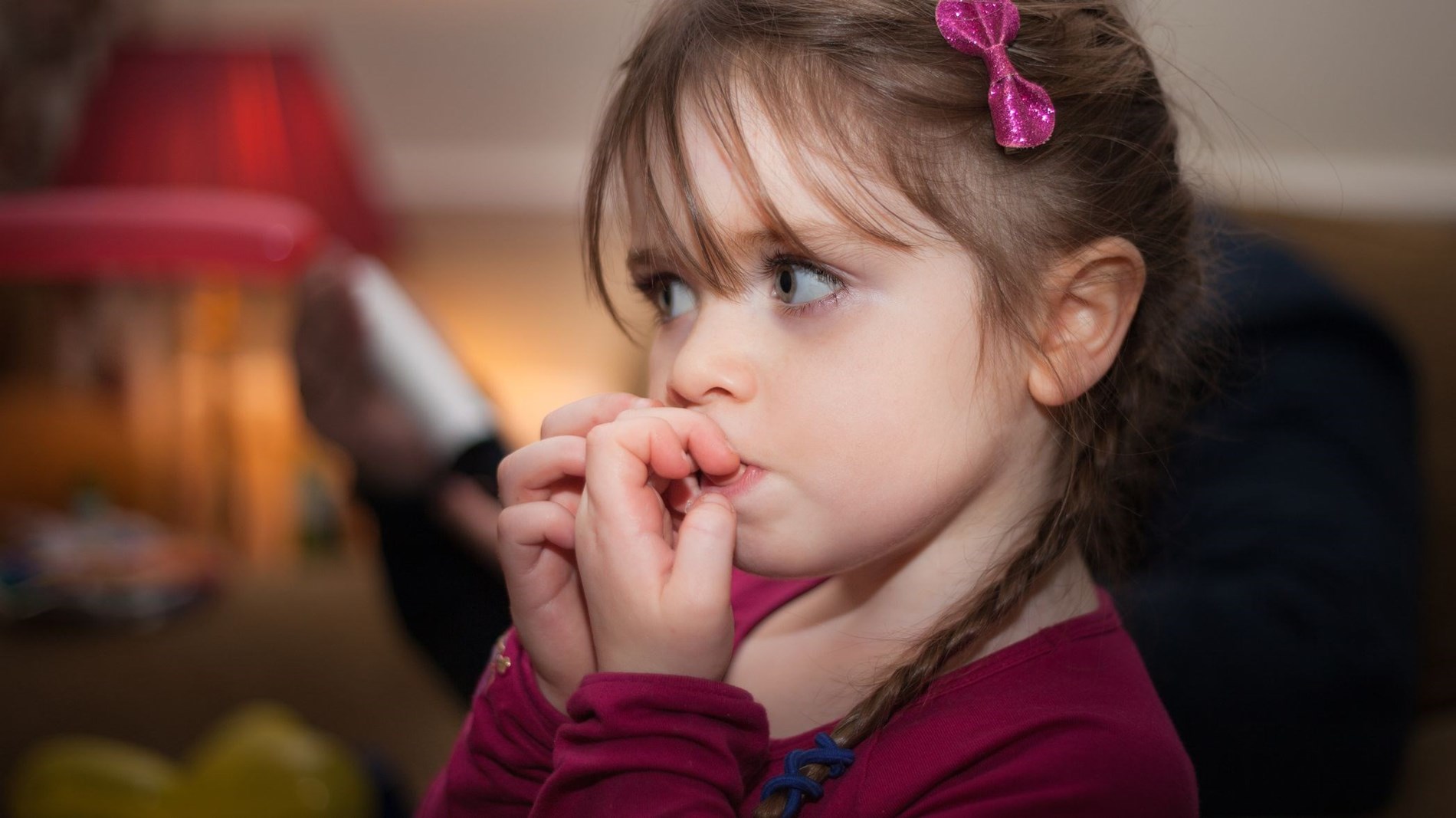 6 طرق فعالة لمنع عادة قضم الأظافر عند طفلكِ (زهرة الخليج)