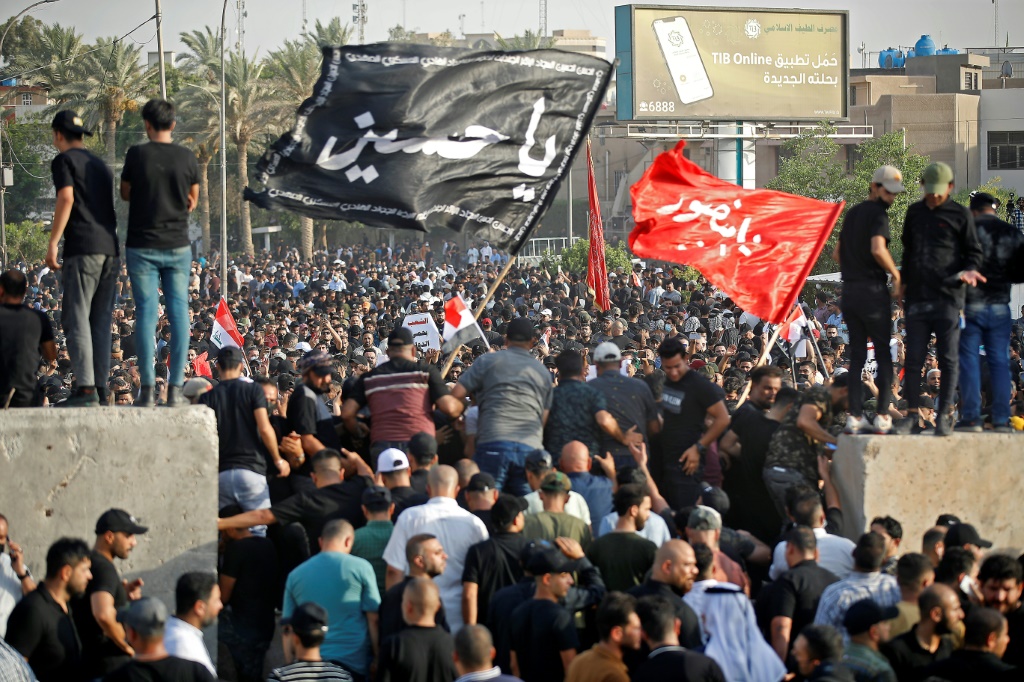    أنصار إطار التنسيق العراقي يشاركون في احتجاج مضاد خارج المنطقة الخضراء في بغداد يوم الاثنين (أ ف ب)   