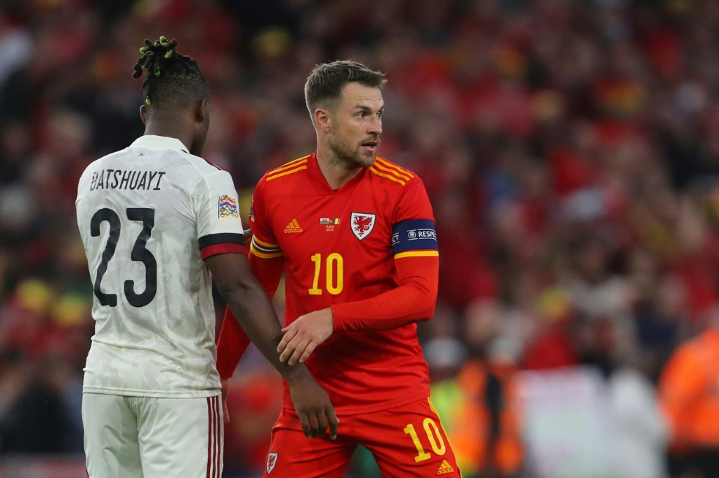 الويلزي آرون رامسي (يمين) يحيي البلجيكي ميشي باتشوياي عقب مباراة المنتخبين في دوري الأمم الأوروبية في كارديف في 11 حزيران/يونيو 2022 (ا ف ب)