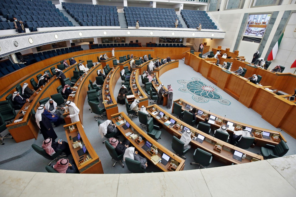 أدت الحكومة الكويتية الجديدة اليوم اليمين الدستورية أمام ولي العهد الكويتي (ا ف ب)