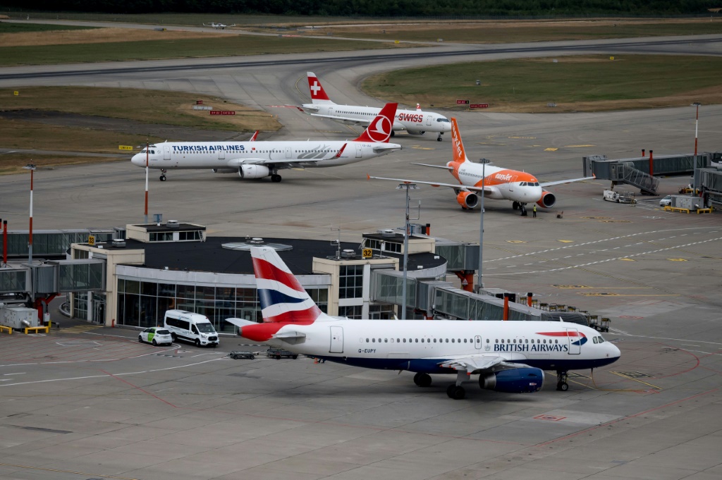 طائرات من اسطول بريتيش ايرويز على مدرج مطار جنيف في 28 تموز/يوليو 2022 (ا ف ب)