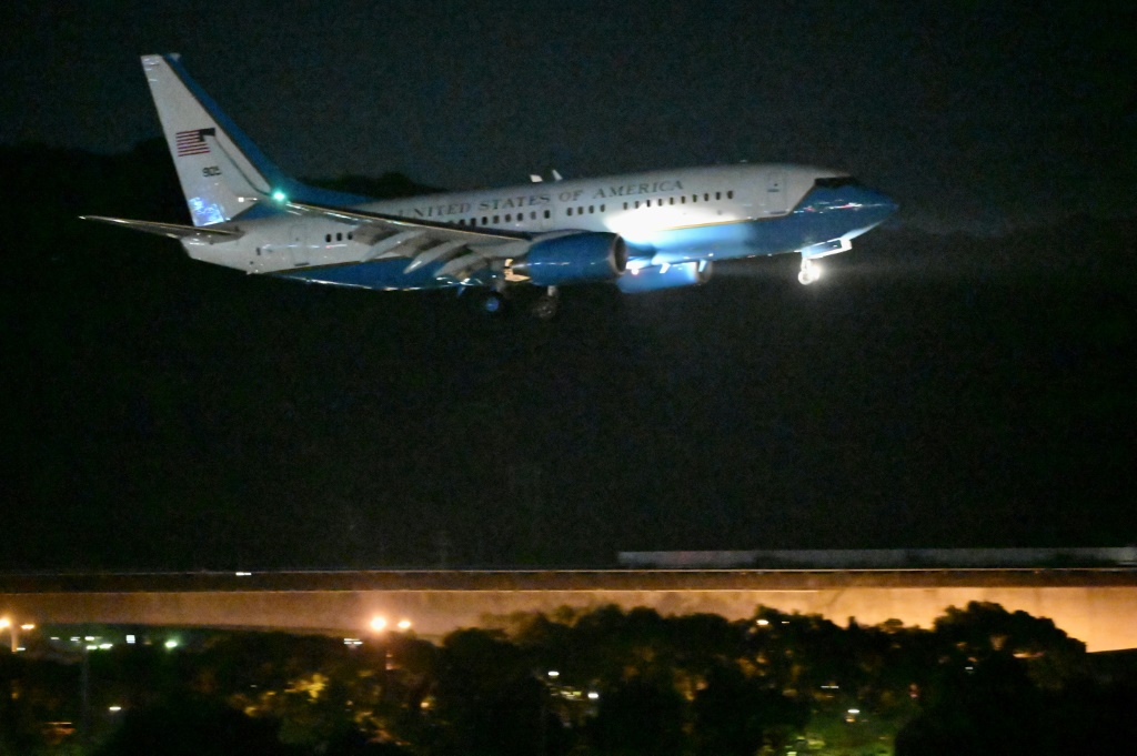 طائرة رئيسة مجلس النواب نانسي بيلوسي قبيل هبوطها في مطار سونغسهان في تايبيه، في الثاني من آب/أغسطس 2022 ( ا ف ب)