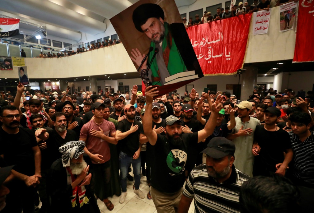 أنصار التيار الصدري يتظاهرون داخل البرلمان رافعين صورة زعيم التيار مقتدى الصدر، في الأول من آب/اغسطس 2022 (ا ف ب)