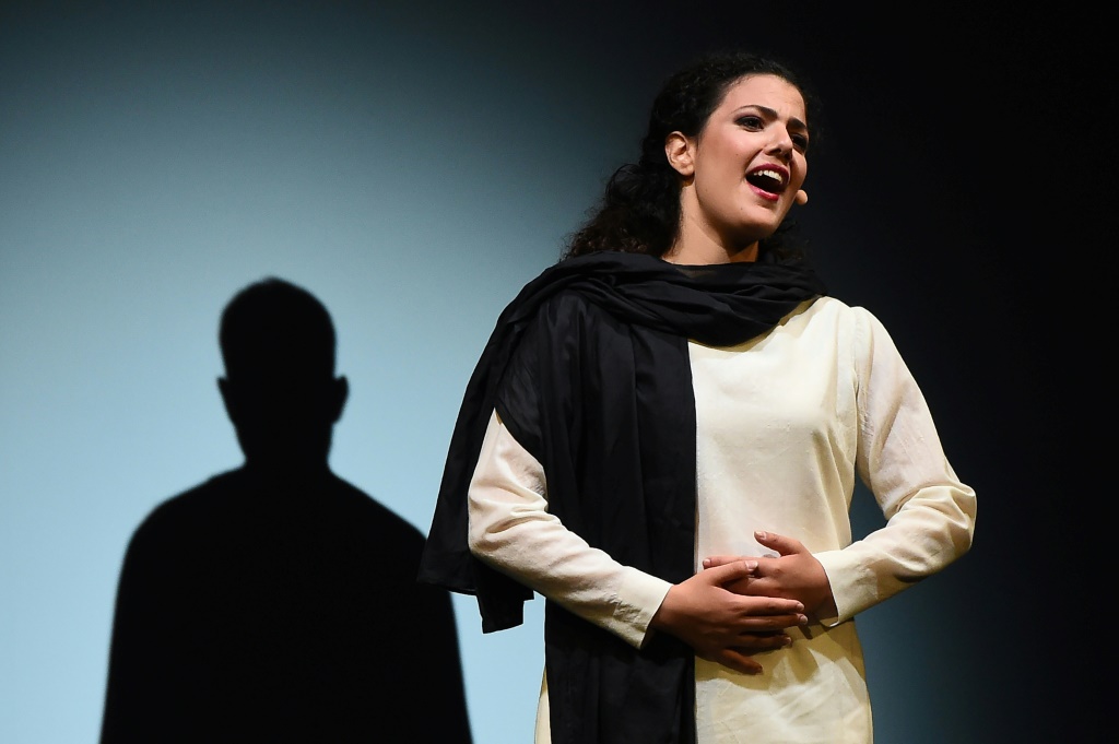 العازفة والمغنية الفلسطينية ناي البرغوثي خلال تأديتها دور ليلى في مسرحية 