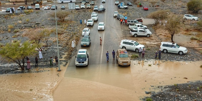 هطول  الأمطار في عدد من محافظات سلطنة عُمان (العمانية)