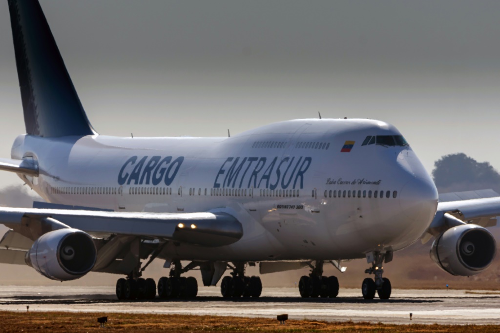 طائرة بوينغ 747 تابعة للشركة الفنزويلية إمراتسور بعدما كانت ملكا لشركة ماهان الإيرانية في 6 حزيران/يونيو 2022 في مطار كوردوبا فب الأرجنتين (ا ف ب)