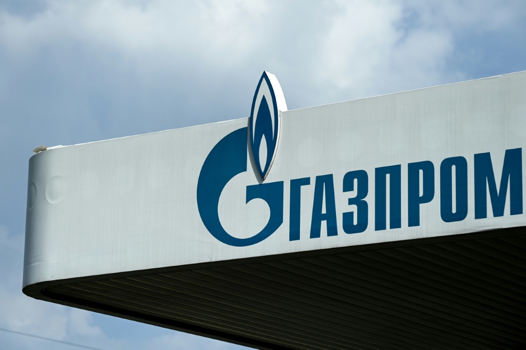 صورة التقطت في 16 نيسان/ابريل 2021 تظهر شعار شركة الطاقة الروسية العملاقة غازبروم في إحدى محطات الوقود التابعة لها في موسكو (ا ف ب)