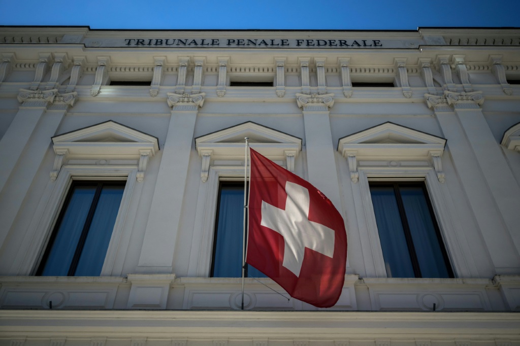 العلم السويسري مرفرفا أمام مقرّ المحكمة الجنائية الفدرالية في جنوب سويسرا في 8 تموز/يوليو 2022 (ا ف ب)