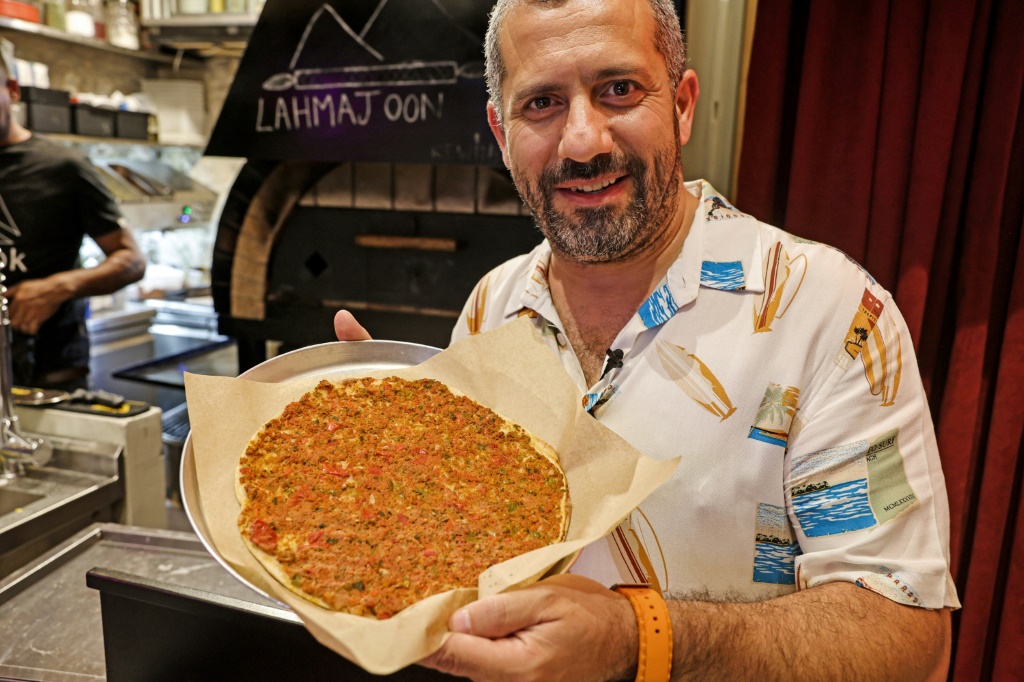 طباخ يستعد لتقديم أطباق من الحمص والفول في مطعم في البلدة القديمة في القدس (ا ف ب)
