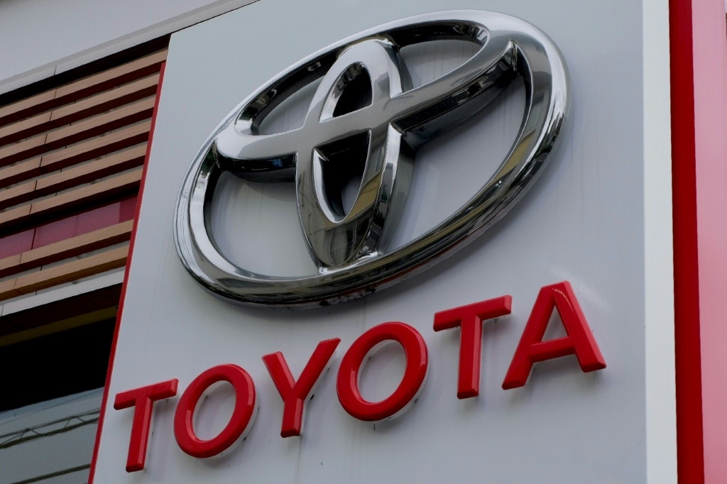وتتوقع تويوتا، الشركة الأكثر مبيعا لصناعة السيارات في العالم، الآن صافي ربح سنوي قدره 2.36 تريليون ين (ا ف ب).