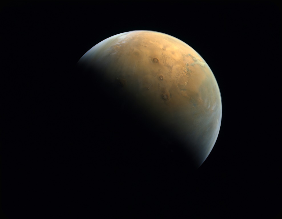 صورة وفرتها وكالة الفضاء الاماراتية في 14 شباط/فبراير تظهر الصورة الأولى لكوكب المريخ التقطها مسبار الأمل بعد دخوله مدار الكوكب الأحمر (ا ف ب)