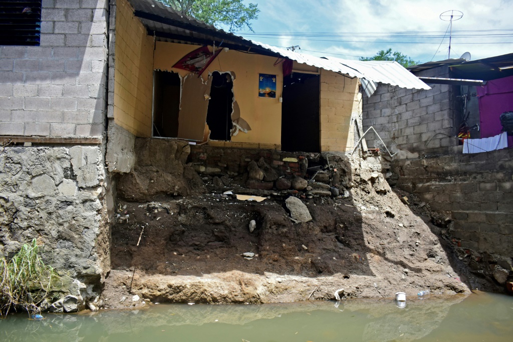 منزل على ضفاف "إل غاروبو" بعد هطول أمطار كثيرة في جنوب شرق سان سلفادور في 7 تموز/يوليو 2022 (ا ف ب)