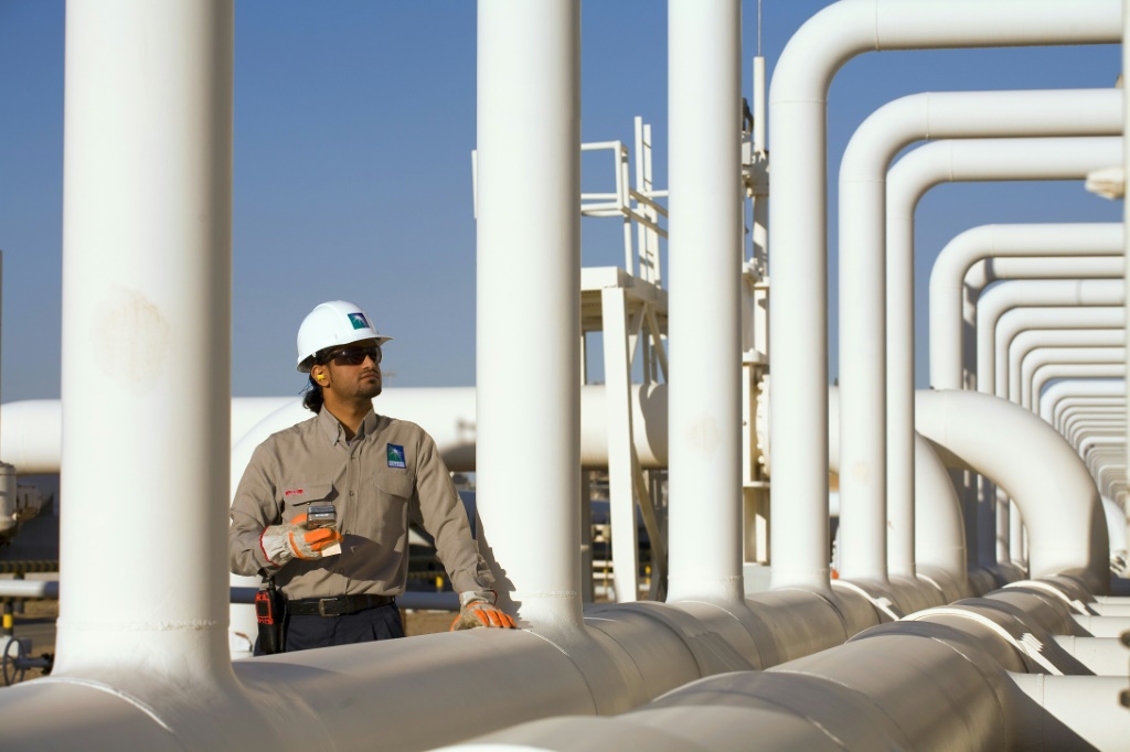 صورة وزعتها شركة أرامكو السعودية النفطية العملاقة تظهر أحد مهندسيها في مصفاة بنيع في غرب البلاد في 16 كانون الثاني/يناير 2011 (أ ف ب) 