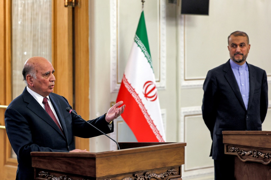 وزير الخارجية العراقي فؤاد حسين يتحدث خلال مؤتمر صحافي مشترك مع نظيره الإيراني حسين أمير عبداللهيان في طهران في 13 نيسان/أبريل 2022 (أ ف ب).