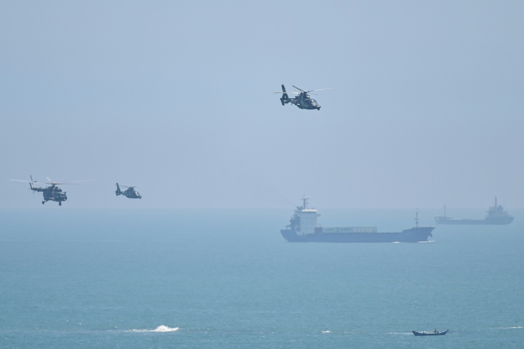 مروحيات عسكرية صينية لدى تحليقها فوق جزيرة بيتغان الصينية التي تعد أقرب نقطة في البر الرئيسي إلى تايوان بتاريخ 4 آب/اغسطس 2022 (ا ف ب)