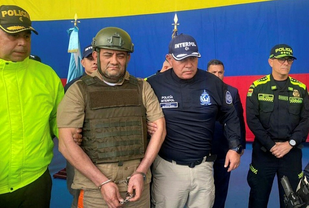 صورة وزعتها الرئاسة الكولومبية لمهرب المخدرات انطونيو أوسوغا "اوتونييل" عند نقله من مطار بوغوتا في 04 أيار/مايو 2022 (اف ب)