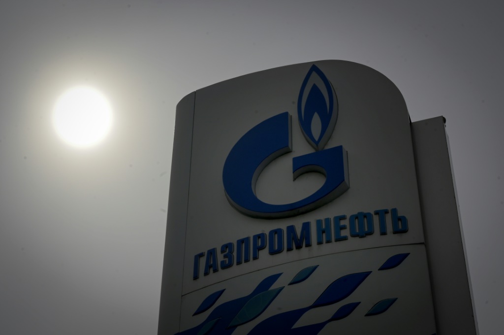 شعار شركة غازبروم الروسية في احدى محطات الوقود في موسكو في 11 أيار/مايو 2022. (أ ف ب)