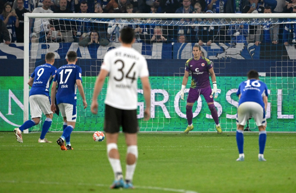  مهاجم شالكه سايمون تيروده (يسار) يسجل ركلة جزاء خلال مباراة في دوري الدرجة الثانية الألماني ضد سانت باولي. غيلسنكيرشن في 7 أيار/مايو 2022 (ا ف ب)