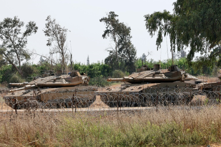 دبابات ميركافا للجيش الإسرائيلي على الحدود بين إسرائيل وغزة في 5 تموز/يوليو 2022 (ا ف ب)