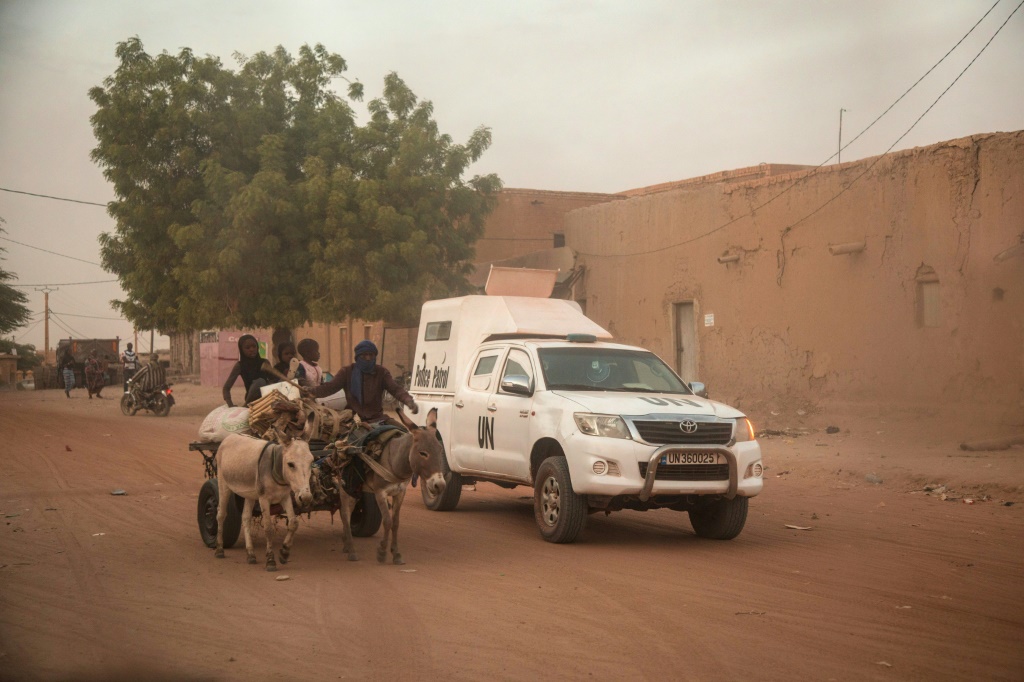 عربة حمار تمر بمركبة مدرعة تابعة لبعثة الأمم المتحدة لتحقيق الاستقرار في مالي في 9 كانون الأول/ديسمبر 2021 (ا ف ب)