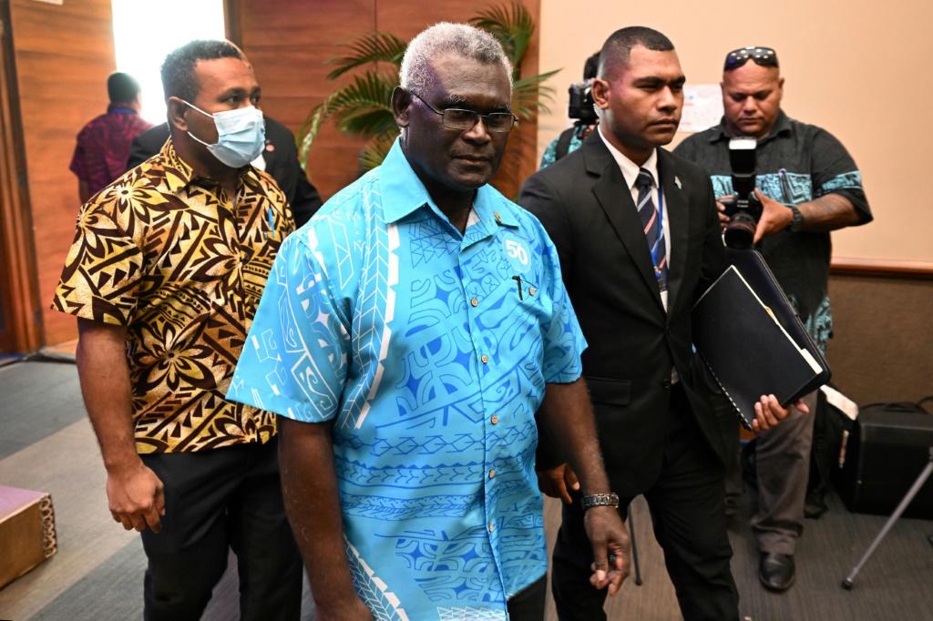 رئيس وزراء جزر سليمان ماناسيه سوغافاريه يصل إلى منتدى جزر المحيط الهادئ في سوفا في 12 تموز/يوليو 2022 (ا ف ب)