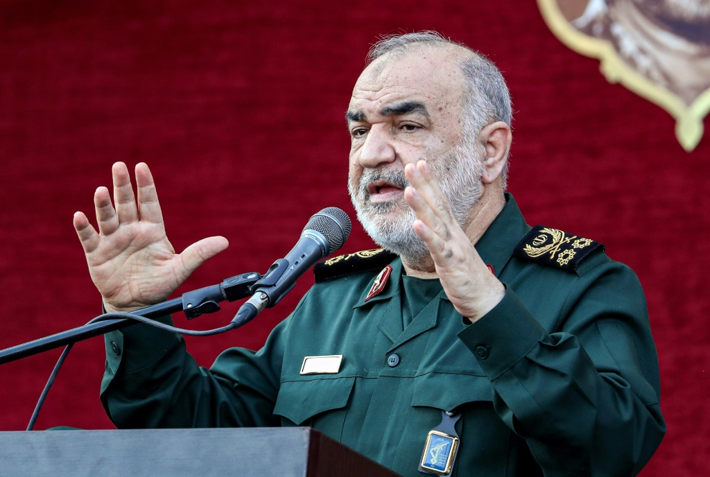 القائد العام للحرس الثوري الإيراني اللواء حسين سلامي يتحدث خلال حفل تأبيني في طهران في الرابع من آب/أغسطس 2022. (ا ف ب)