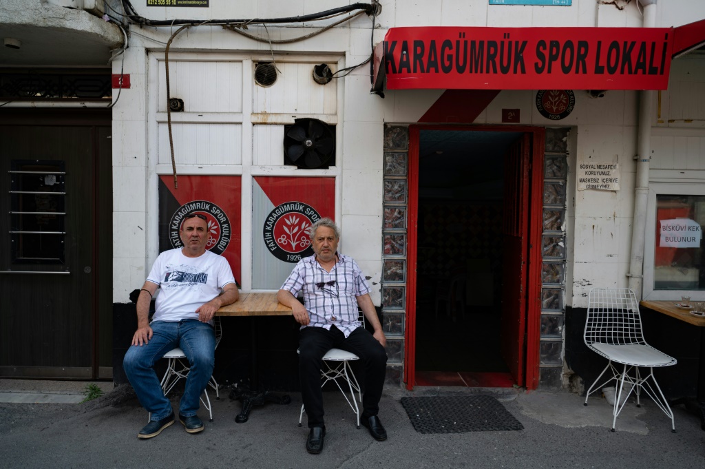  مشجعون لنادي فاتح كاراغومروك بالقرب من ملعبهم في اسطنبول في 7 تموز/يوليو 2022 (ا ف ب)