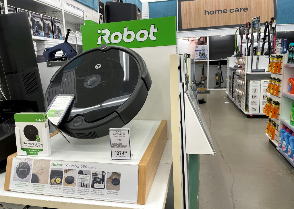 مكنسة "رومبا" الكهربائية الروبوتية معروضة في أحد متاجر كاليفورنيا في 5 آب/أغسطس 2022 (ا ف ب)