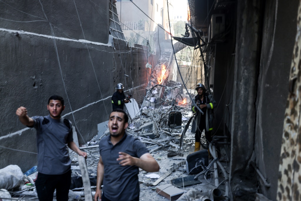 عمال إغاثة وسط الدمار الناجم عن ضربة جوية إسرائيلية على مدينة غزة في 5 آب/اغسطس 2022 (ا ف ب)