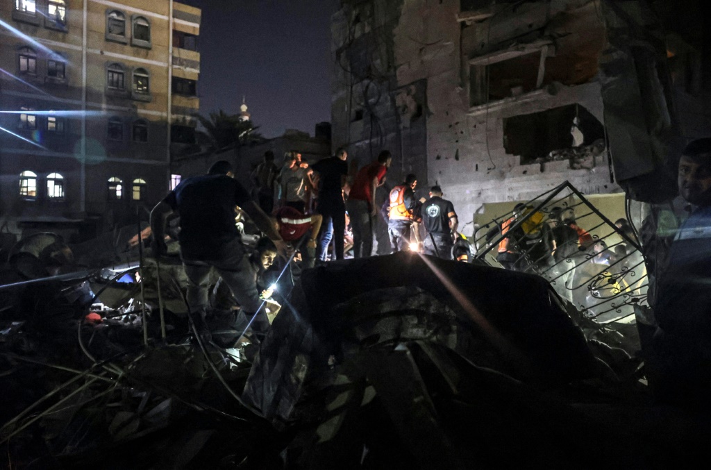 دخان فوق موقع قصفته اسرائيل في مدينة رفح بجنوب قطاع غزة في 06 آب/أغسطس 2022 (اف ب)