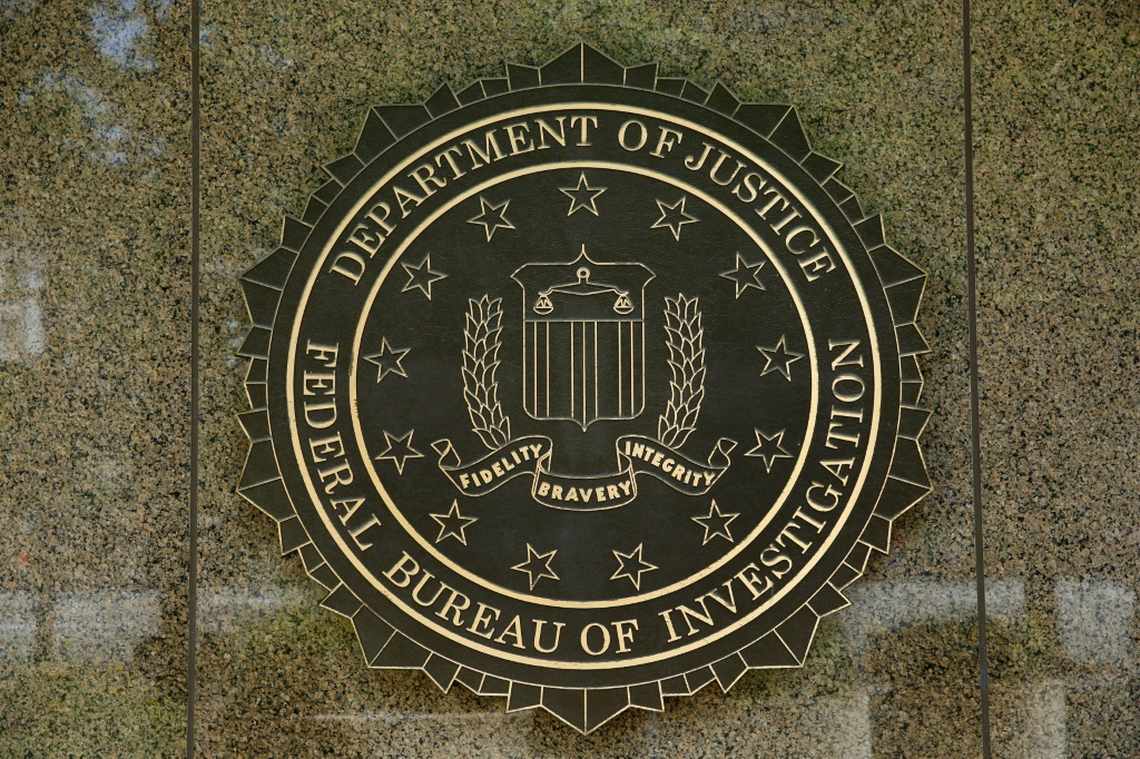  شعار مكتب التحقيقات الفدرالي في واشنطن في 5 تموز/يوليو 2016 (اف ب)