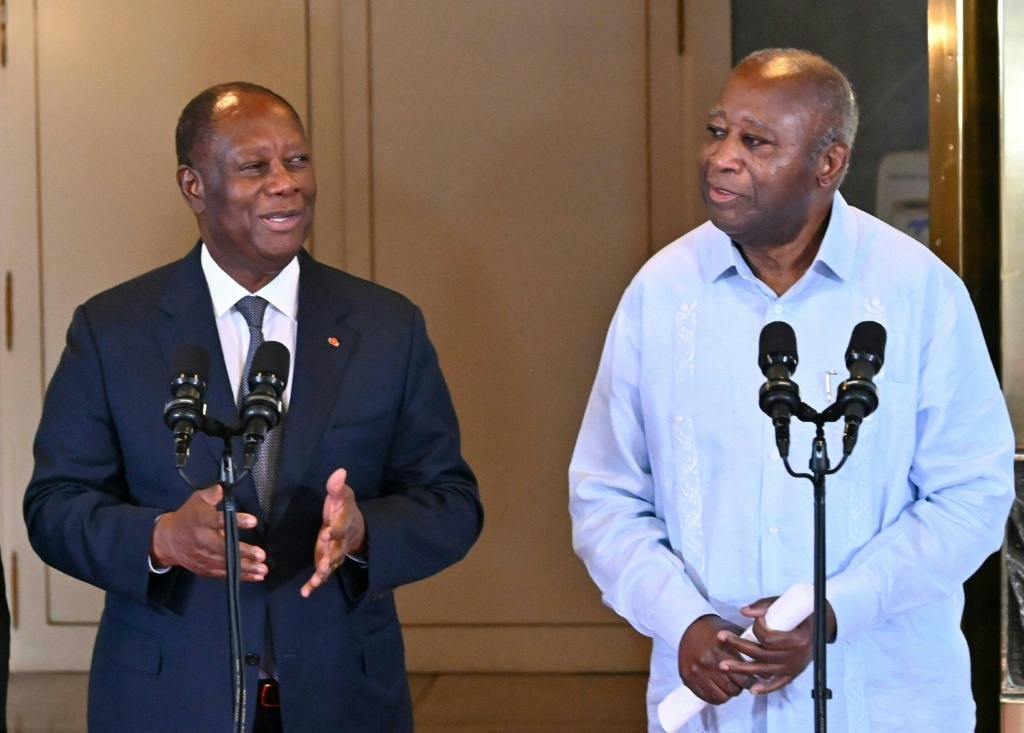 رئيس ساحل العاج الحسن واتارا (يسار) يتحدث إلى جانب سلفه لوران غباغبو بعد اجتماع في القصر الرئاسي في أبيدجان في يوليو 2022 (اف ب)