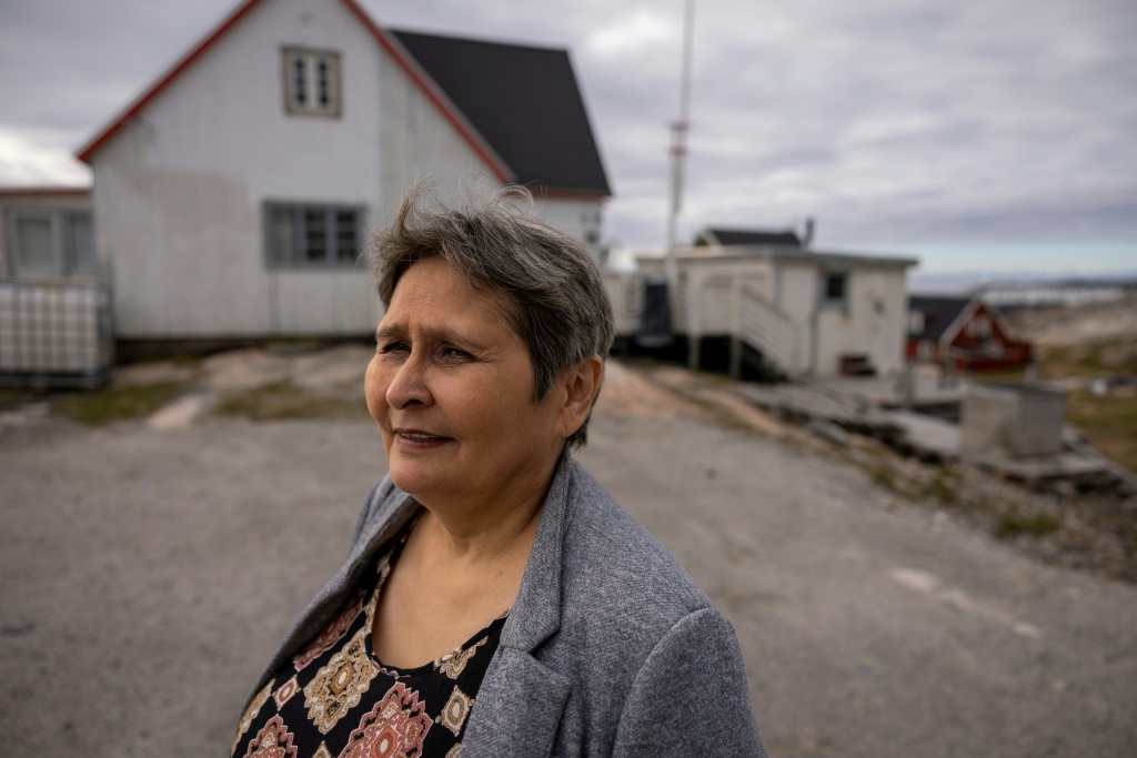 بريتا مورتنسن أمام منزلها في إيلوليسات في غرينلاند (  اف ب   )