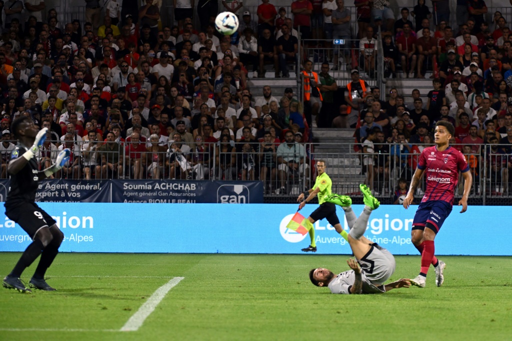 الارجنتيني ليونيل ميسي يسجل هدفًا أكروباتيًا لباريس سان درمان ضد مضيفه كليرمون في المرحلة الاولى من الدوري الفرنسي لكرة القدم في 6 آب/أغسطس 2022 (ا ف ب)