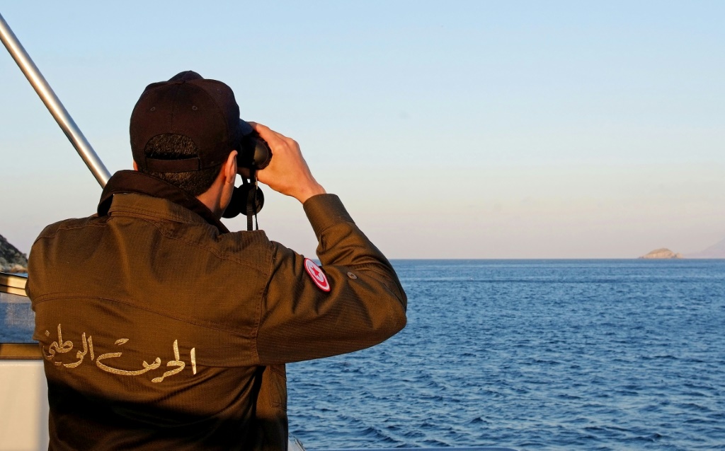    عنصر من خفر السواحل التونسي يراقب البحر في بنزرت (شمال) خلال دورية في 30 آذار/مارس 2017 (أ ف ب)